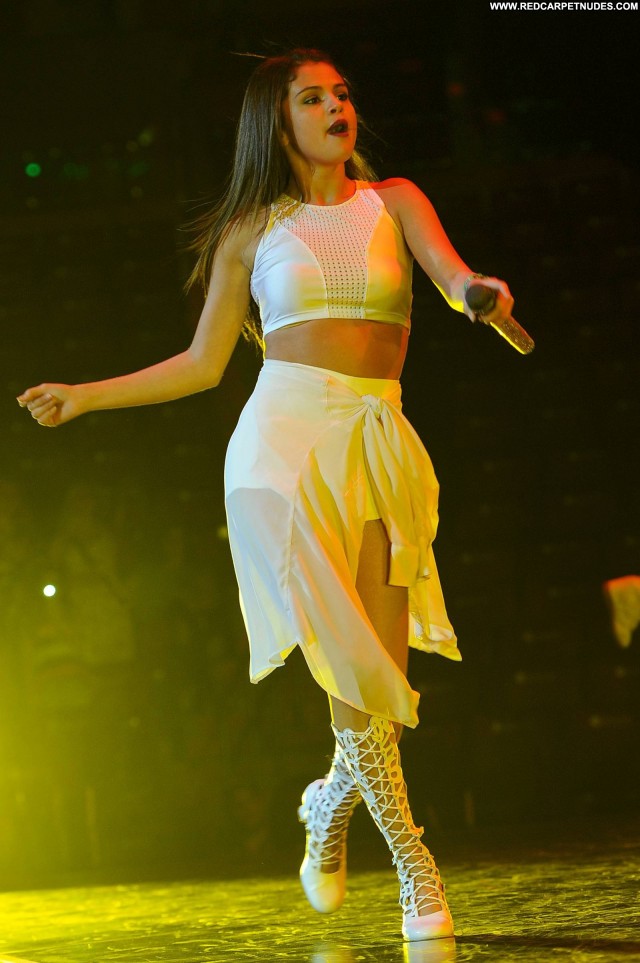 Selena Gomez Performance Candids High Resolution Beautiful