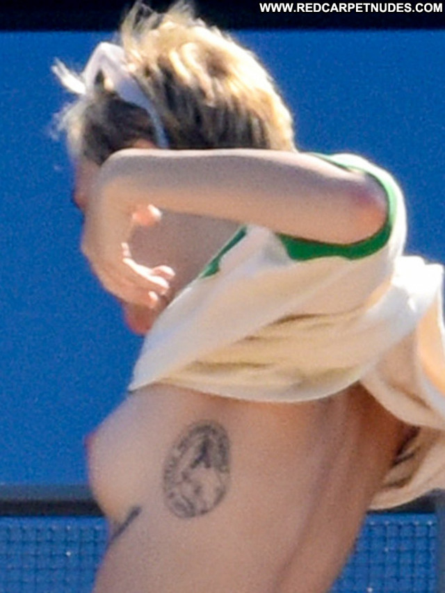 Miley Cyrus Topless In Sydney Australia Posing Hot