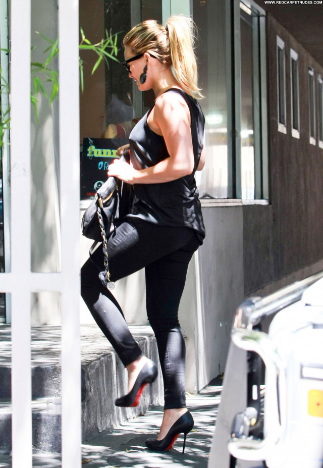 Hilary Duff Arriving Beautiful Posing Hot Hollywood Celebrity Babe