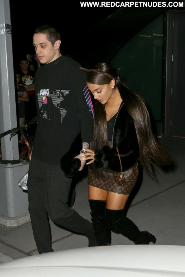 Ariana Grande New York Posing Hot New York Celebrity Babe Paparazzi