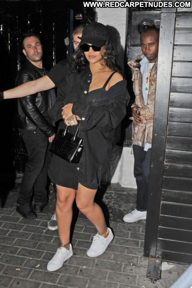 Rihanna No Source Paparazzi Night Club Babe Beautiful Club Posing Hot