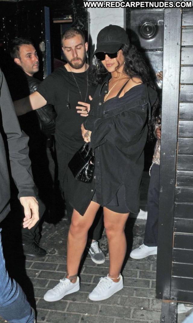 Rihanna No Source Club Paparazzi Celebrity Babe Posing Hot Night Club