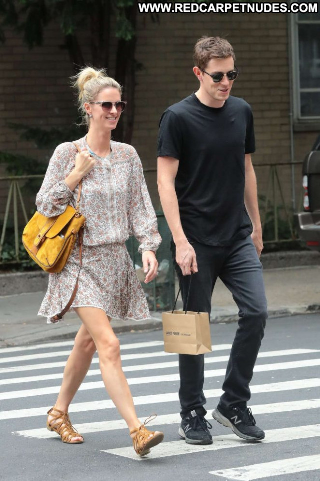 Nicky Hilton New York Posing Hot New York Beautiful Paparazzi Babe