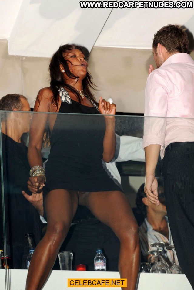Naomi Campbell No Source Pussy Posing Hot Celebrity Babe Upskirt