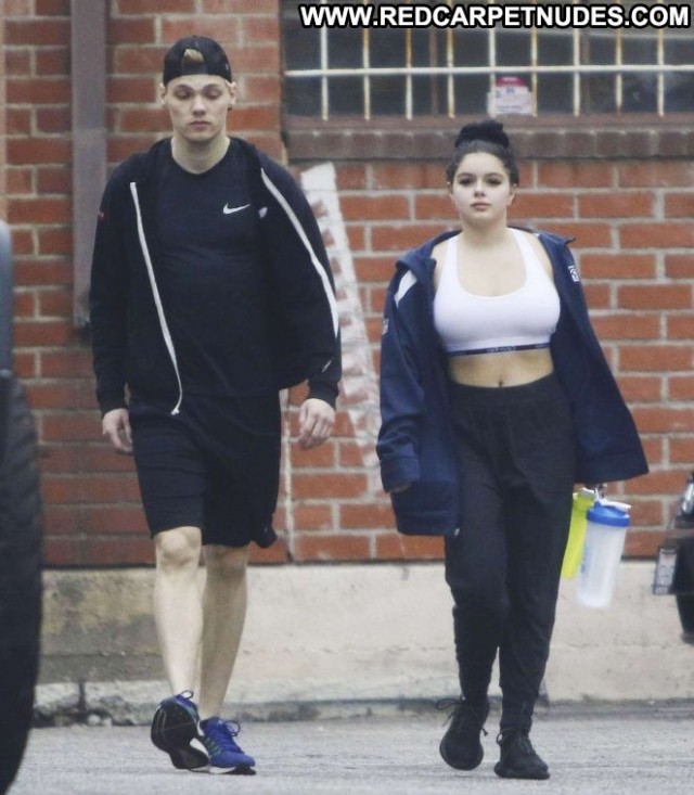 Ariel Winter No Source  Posing Hot Winter Beautiful Paparazzi