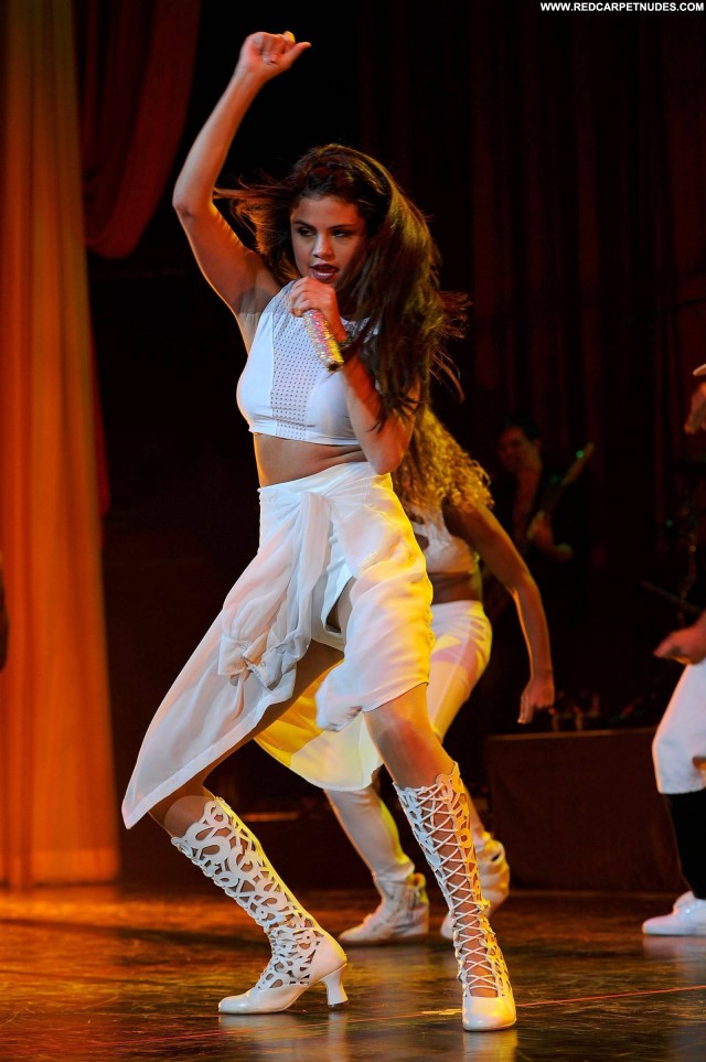 Selena Gomez Performance Candids Posing Hot Beautiful High Resolution