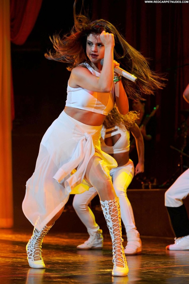 Selena Gomez Performance  Beautiful High Resolution Candids Celebrity