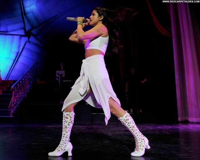 Selena Gomez Performance High Resolution Celebrity Beautiful Candids