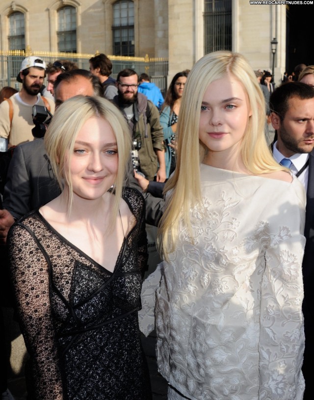 Elle Fanning Fashion Show Posing Hot High Resolution Babe Beautiful