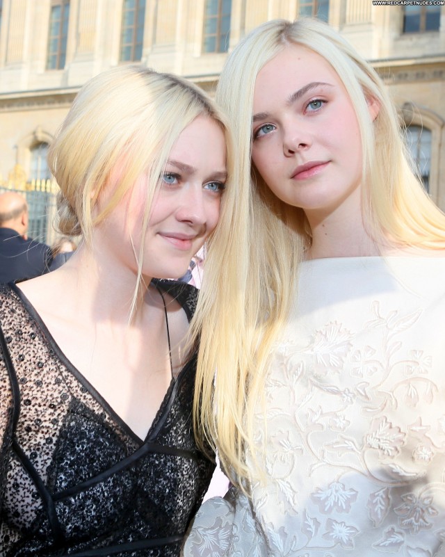 Elle Fanning Fashion Show Fashion Beautiful High Resolution Posing