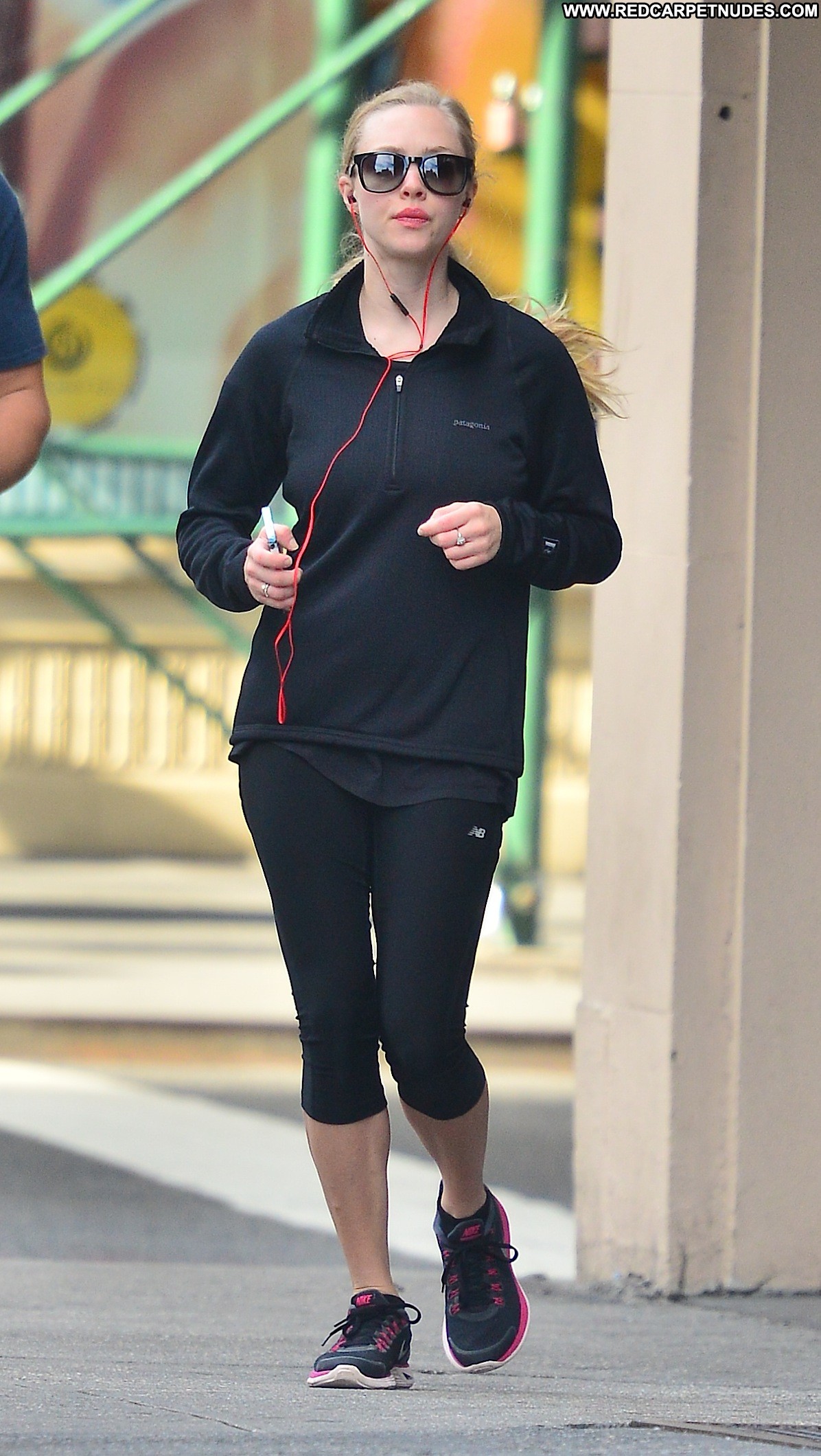 Amanda Seyfried No Source Celebrity Beautiful Babe Posing Hot Jogging High Resolution Nyc