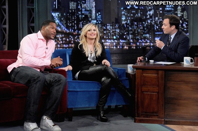 Demi Loavato Late Night With Jimmy Fallon Posing Hot Celebrity