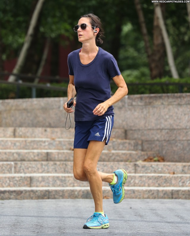 Jennifer Connelly New York  New York Jogging High Resolution