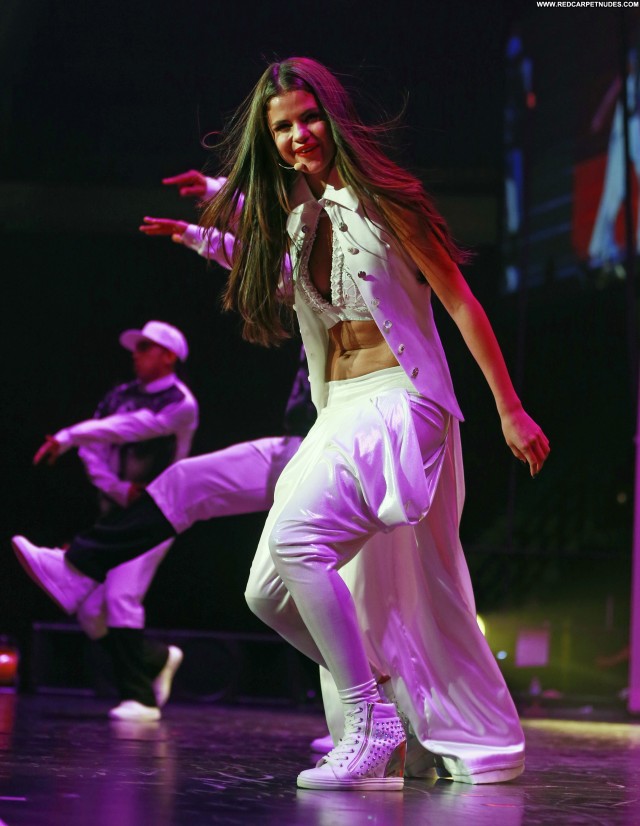 Selena Gomez Performance Candids High Resolution Babe Beautiful