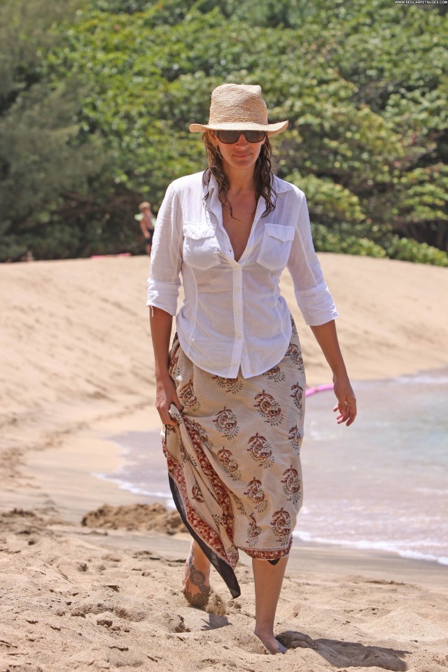 Julia Roberts The Beach Posing Hot High Resolution Beautiful