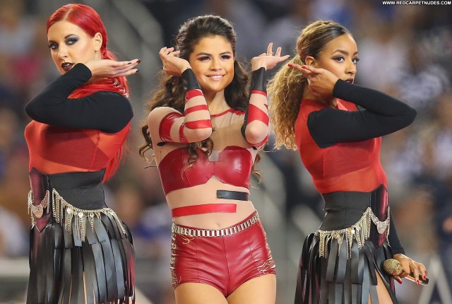 Selena Gomez Performance High Resolution Posing Hot Babe Celebrity