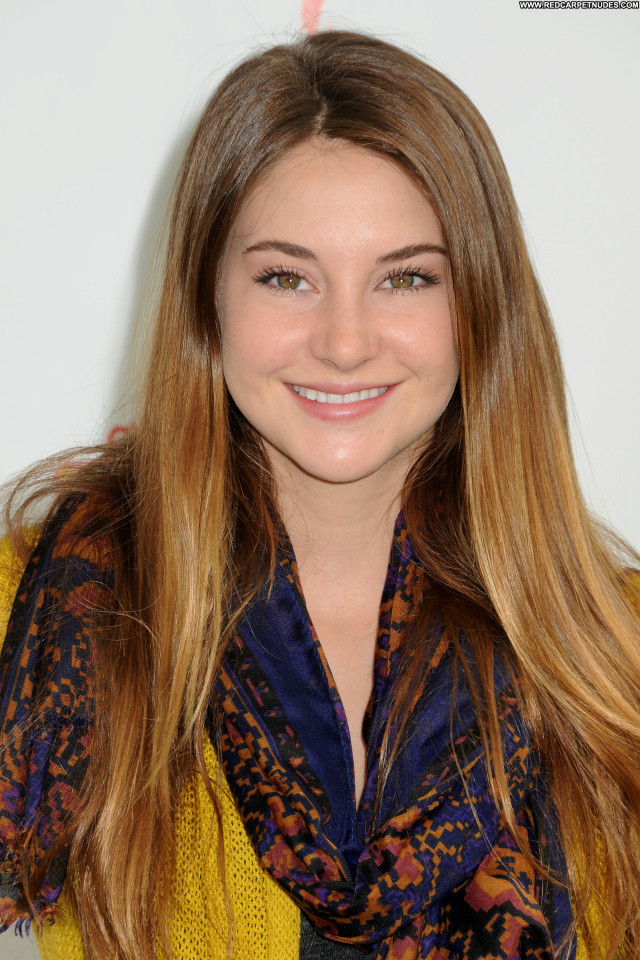 Shailene Woodley Celebrity High Resolution Posing Hot Beautiful Babe