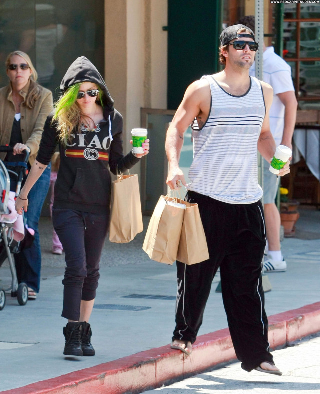 Avril Lavigne Shopping Posing Hot Beautiful Celebrity High Resolution