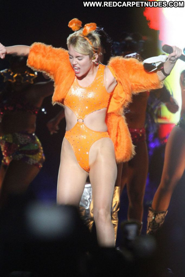 Miley Cyrus No Source Posing Hot Usa Celebrity Babe Beautiful Stage