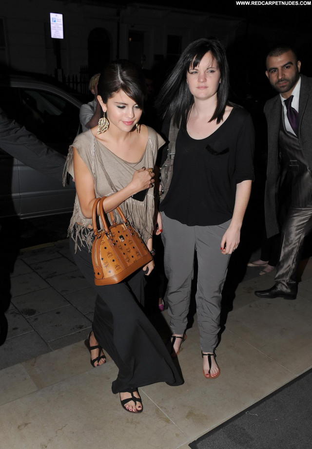 Selena Gomez No Source Posing Hot Celebrity Beautiful Babe London